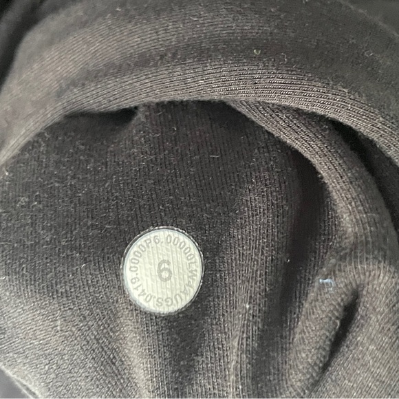 Lululemon Coast Easy Wrap in Black - Picture 9 of 9